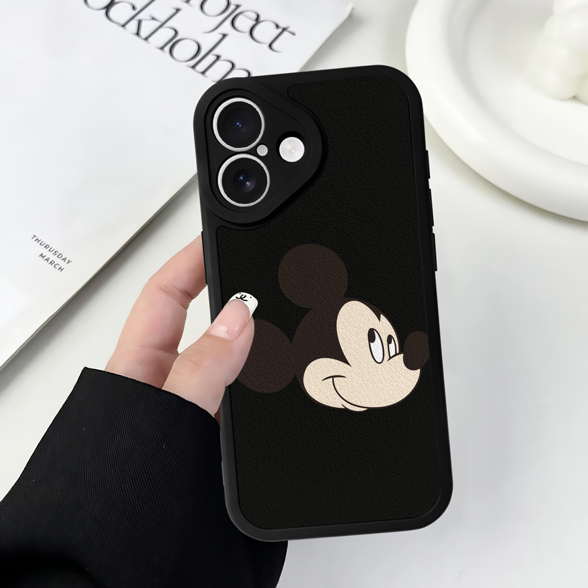 （画像用） ミッキーマウス Mickey Mouse 【iPhone 16シリーズ対応】シリコンスマホケース（レザー調） 材質：シリコン